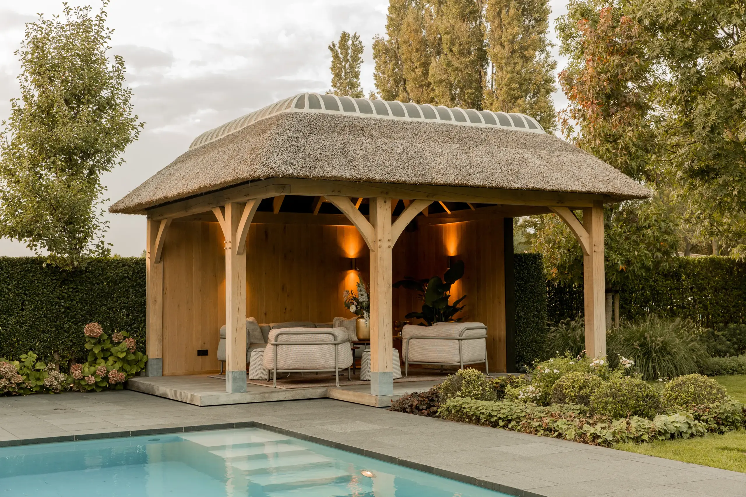 Prieel met rieten kap