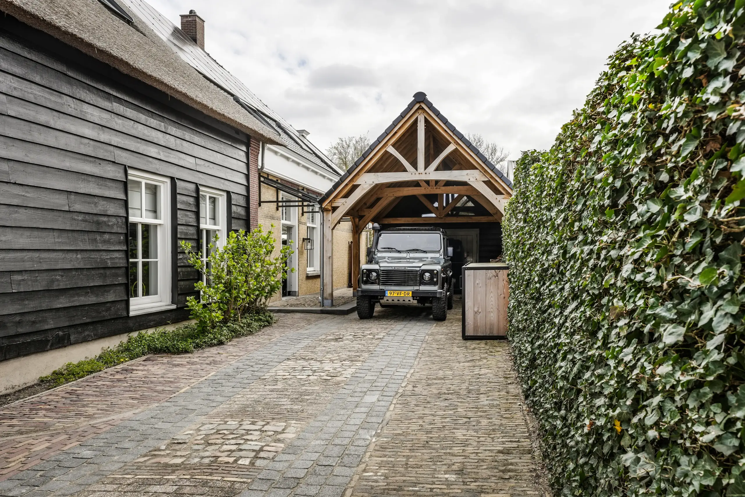 Luxe eiken carport met spanten