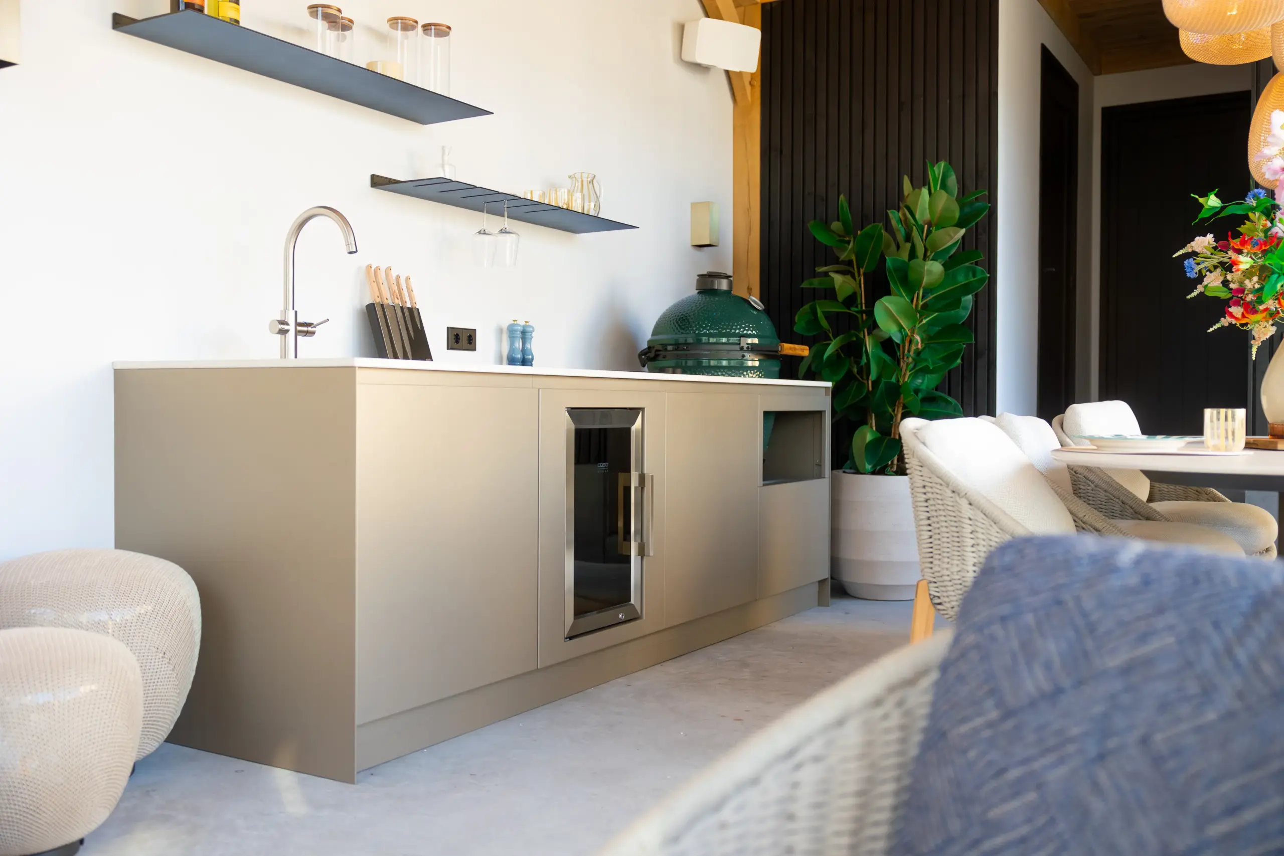 Roostr buitenkeuken in een bijgebouw van Heeren van Eijck