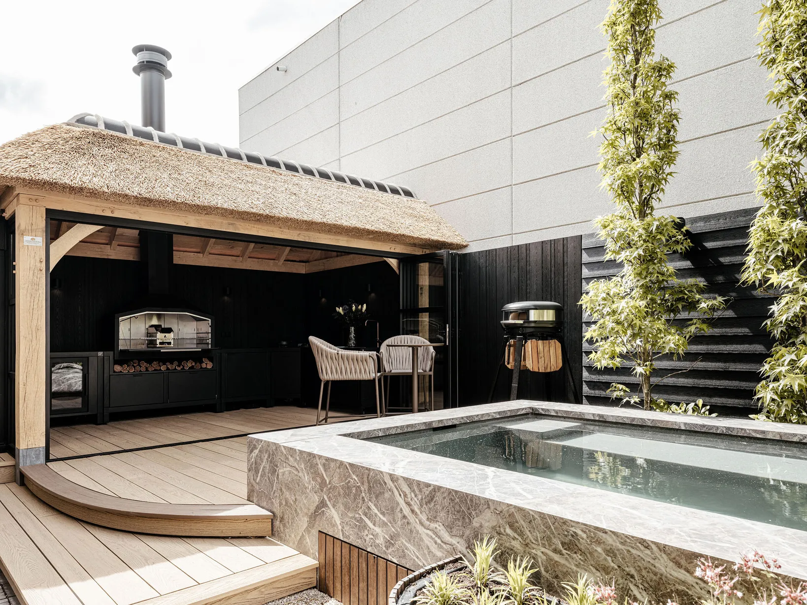 Showtuin Roostr en Heeren van Eijck met eiken BBQ overkapping.