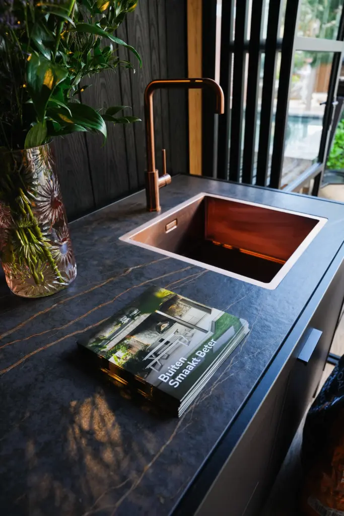 Buitenkeuken met rose wasbak en rose kraan