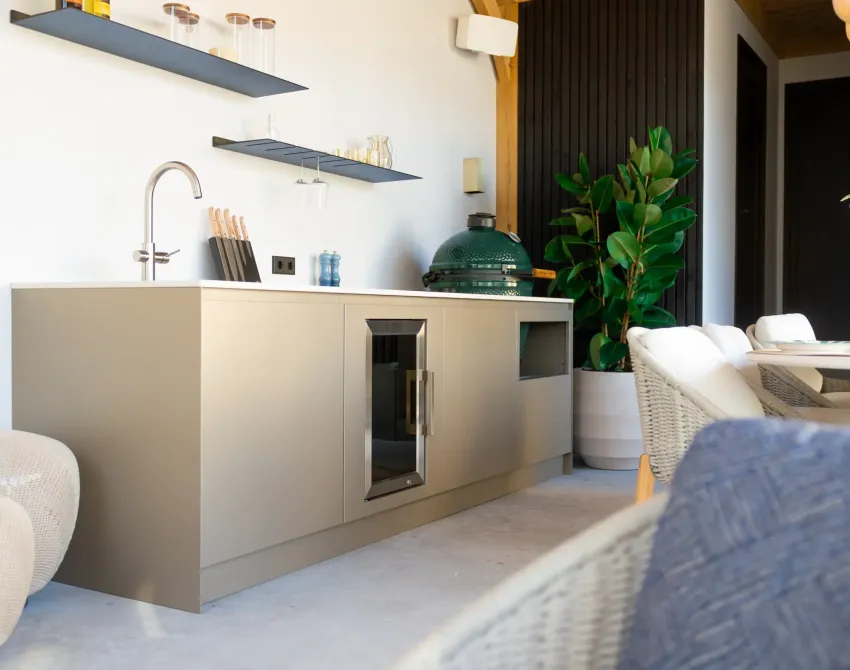 Roostr buitenkeuken in een bijgebouw van Heeren van Eijck